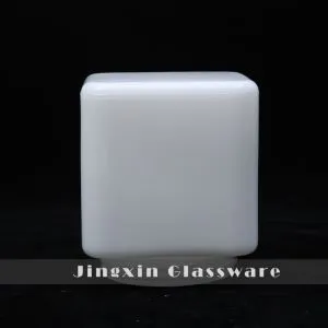 Sraigtinis optinio stiklo kubo lempos šešėlis